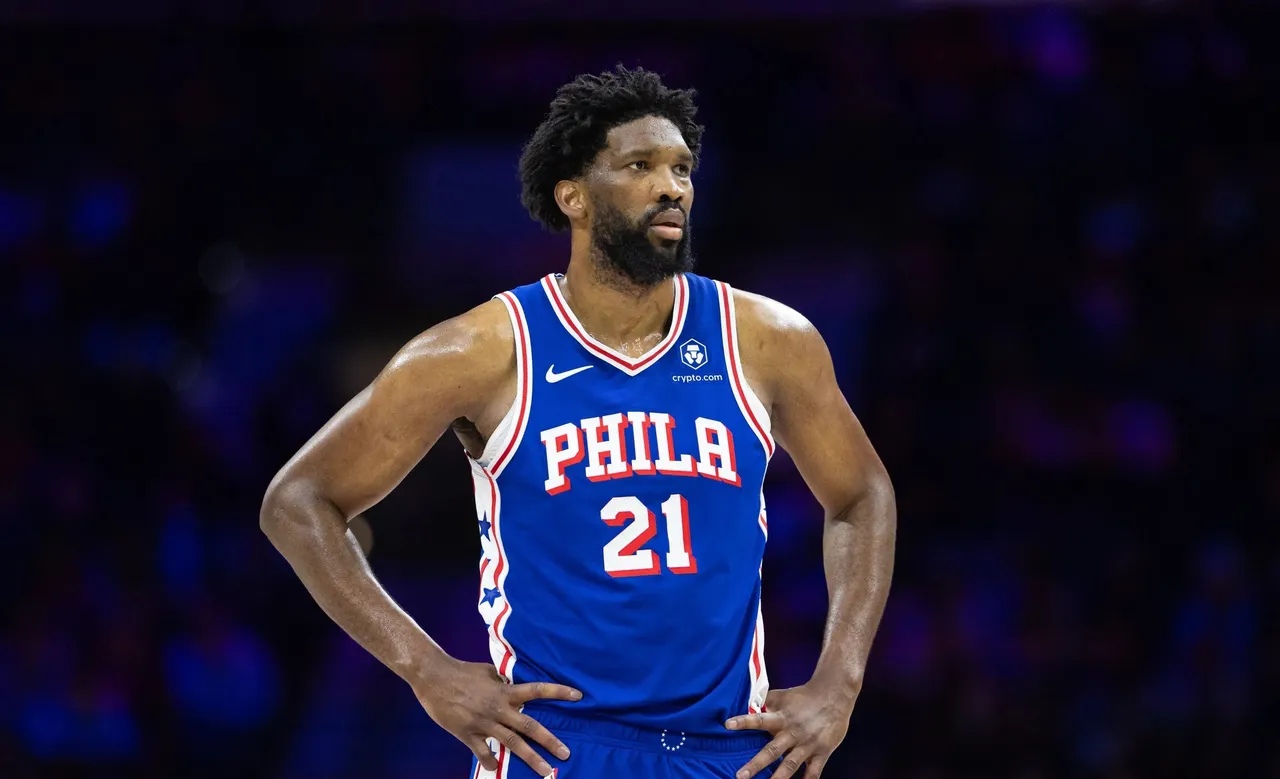 包含美国男篮鏖战国王，恩比德爆发神勇的词条