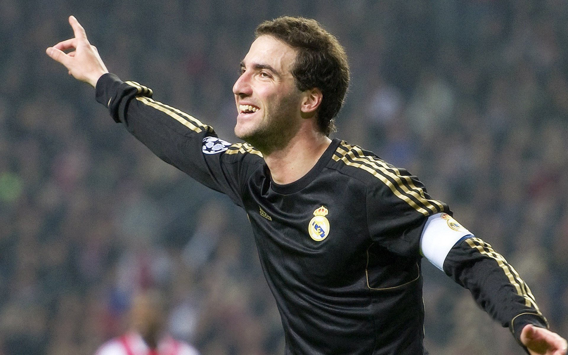 欧洲绿茵场上的横扫与亚洲羽坛的独扛,团队风暴与个人英雄主义的双重奏